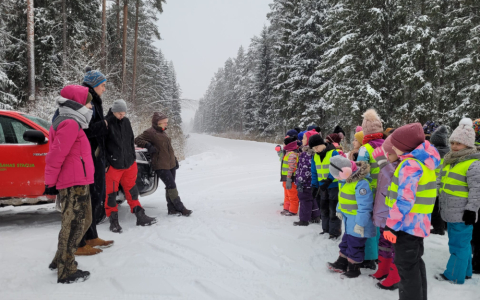 LBTU Meža fakultāte kopā ar skolēniem devās iepazīt mežu
