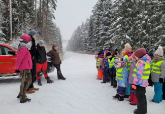 LBTU Meža fakultāte kopā ar skolēniem devās iepazīt mežu
